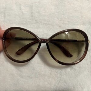 Gently used ladies sunglasses. Does not come with box